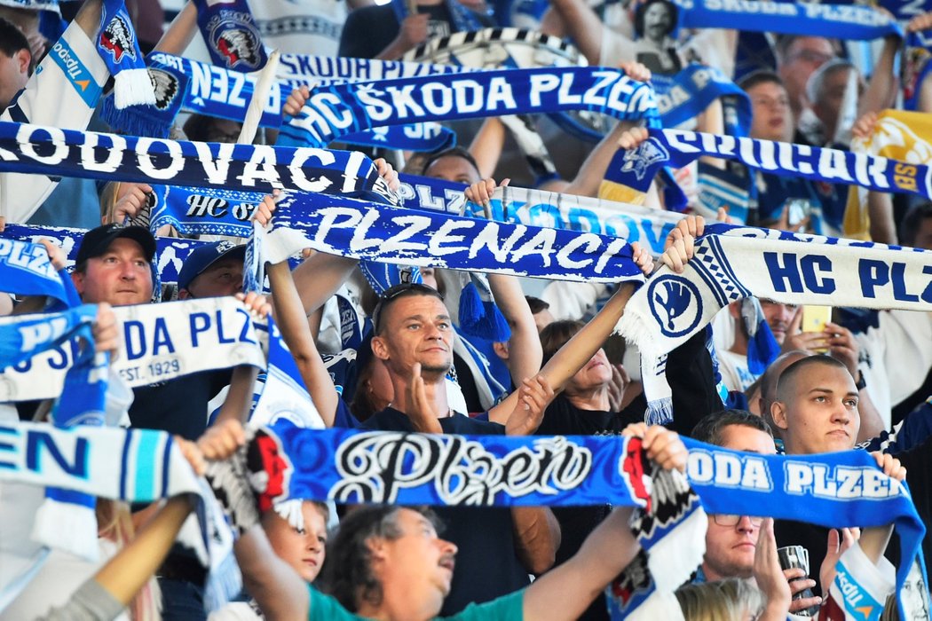 Plzeňští fanoušci oslavují gól svého týmu