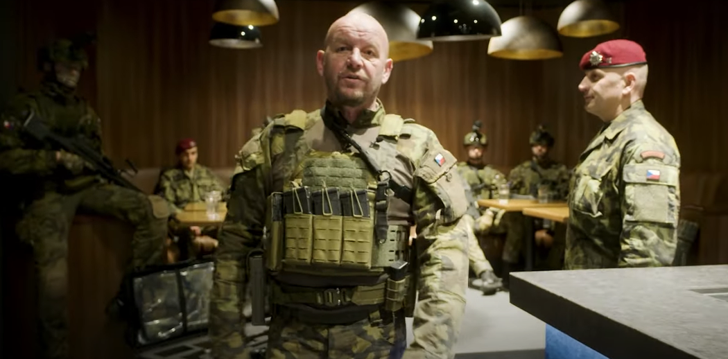 Známý český herec Pavel Nečas jako voják ve videu k akci Sparta vzdává hold 2022