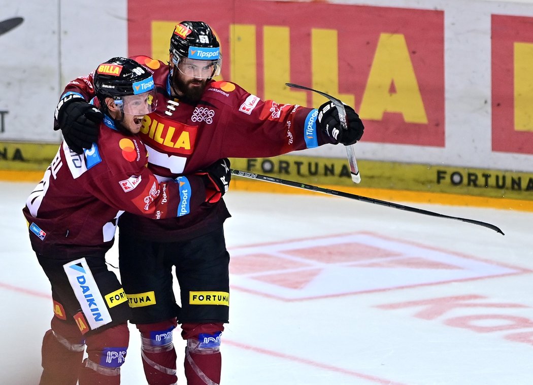 Sparťan Roman Horák slaví vstřelený gól se švédským parťákem Erikem Thorellem