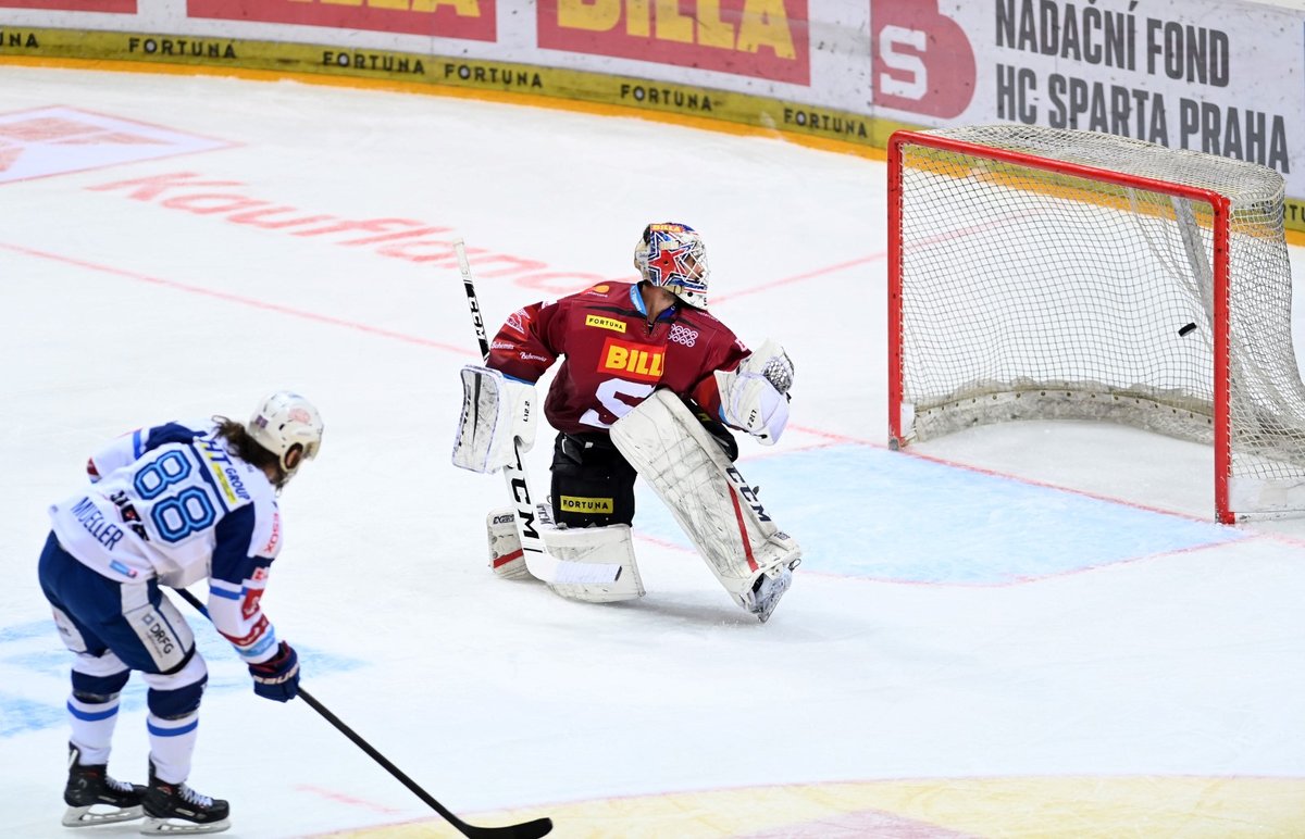 Peter Mueller z brněnské Komety překonává gólmana Sparty Alexandera Saláka