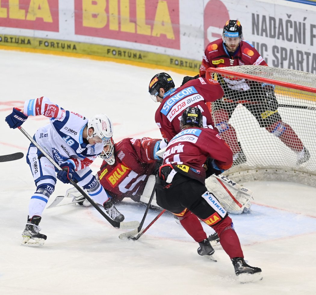 Útočník Komety Otakar Šik v šanci před brankářem Sparty Alexanderem Salákem