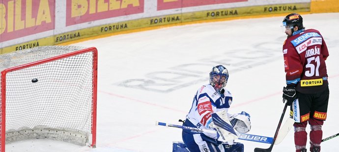 Brankář Komety Matej Tomek inkasuje gól v prodloužení