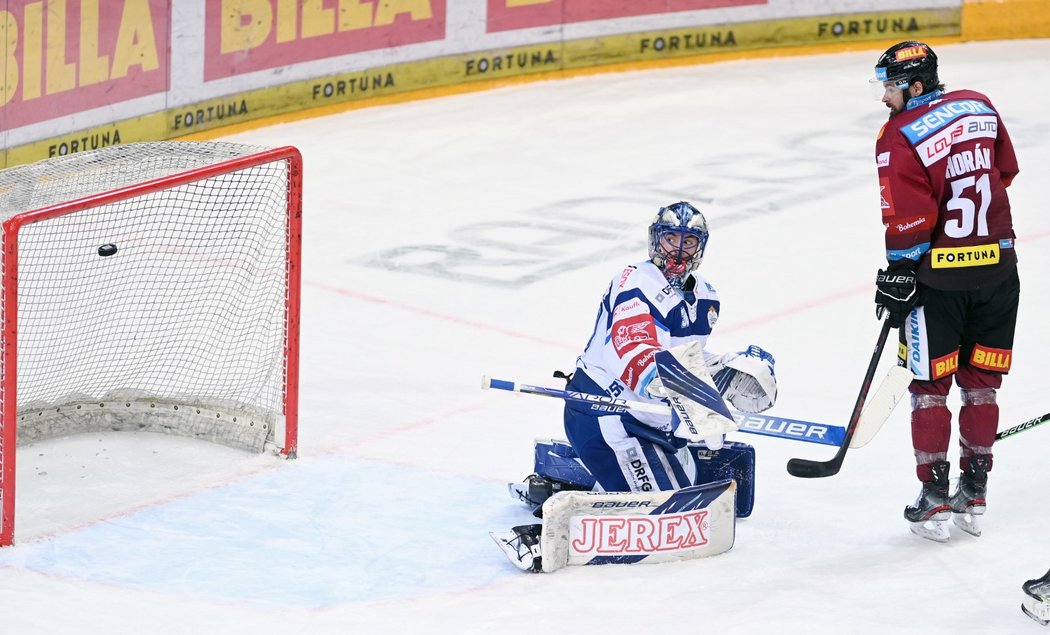 Brankář Komety Matej Tomek inkasuje gól v prodloužení