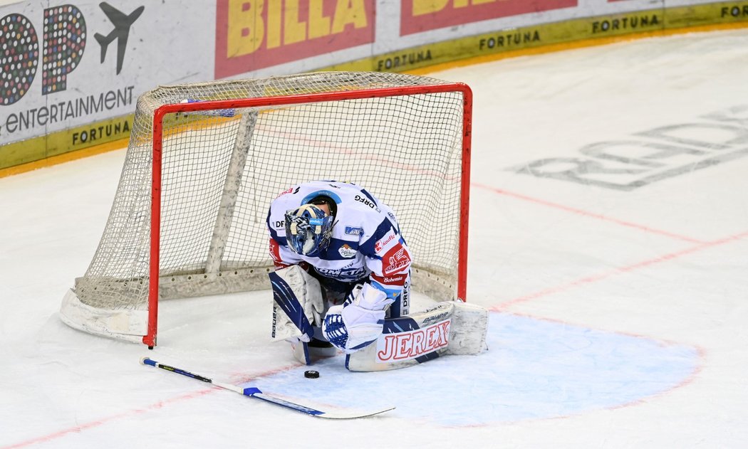 Brankář Komety Matej Tomek smutní po porážce na Spartě