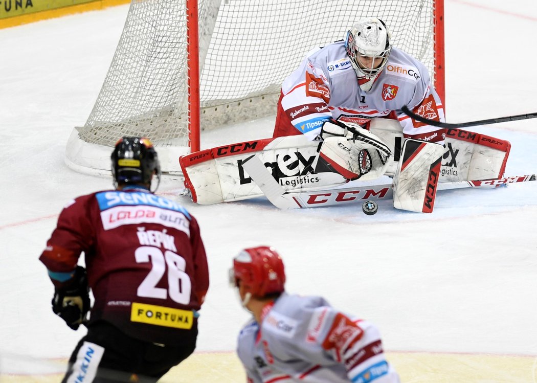 Gólman Mountfieldu HK Štěpán Lukeš se chystá lapit kotouč