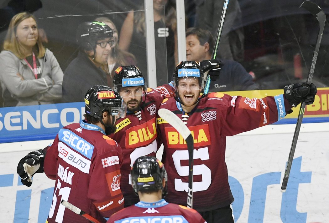 Elitní sparťanské komando pod vedením kapitána Michala Řepíka (uprostřed) se raduje z gólu