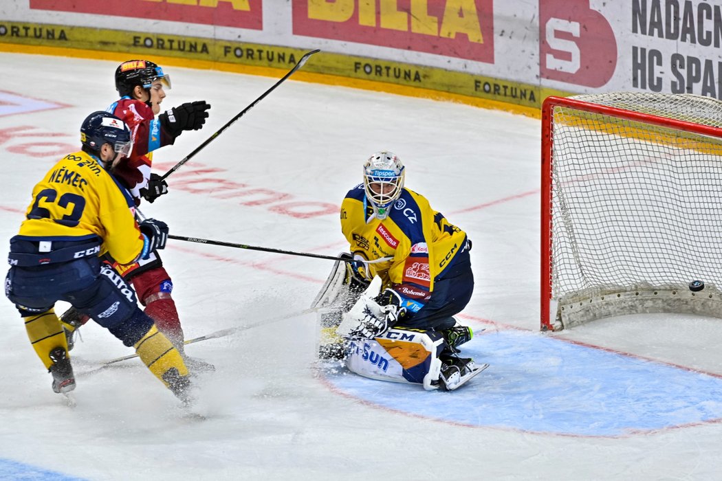 Sparťan Jakub Konečný překonává zlínského brankáře Daniela Hufa