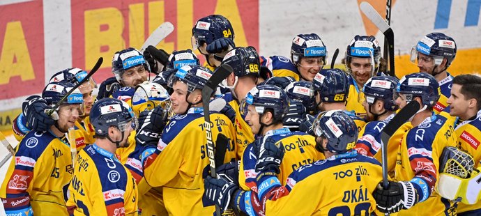 Hokejisté Zlína oslavují velké vítězství na Spartě