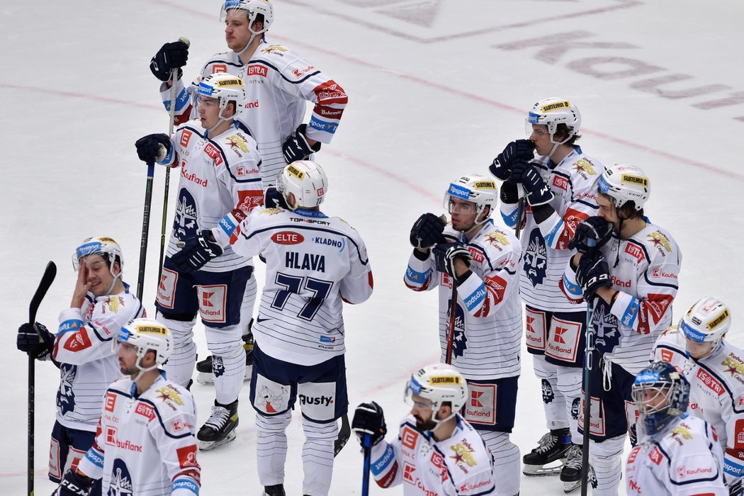 Kladenští hokejisté smutní po porážce v Třinci, kde sahali po třech bodech