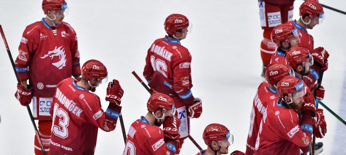 Třinečtí hokejisté smutní po porážce, která ukončila skvělou sérii sedmi výher v řadě