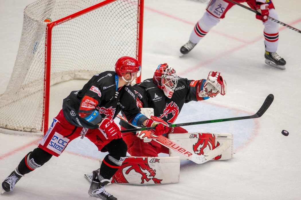 Třinecký brankář Ondřej Kacetl se chystá zakročit