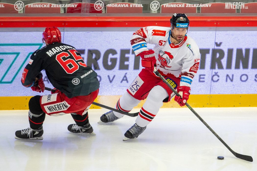 Olomoucký veterán Rostislav Olesz v zápase s Třincem