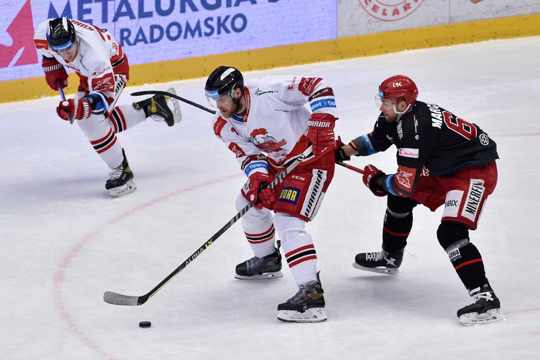 Olomoucký obr David Škůrek v zápase s Třincem