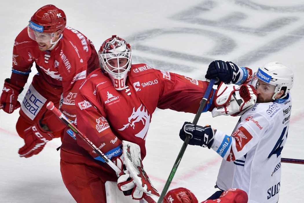 Třinecký gólman Ondřej Kacetl od sebe odstrkává Filipa Suchého z Plzně