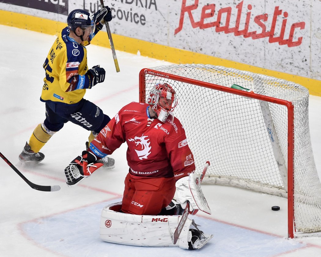 Třinecký gólman Marek Mazanec inkasuje branku