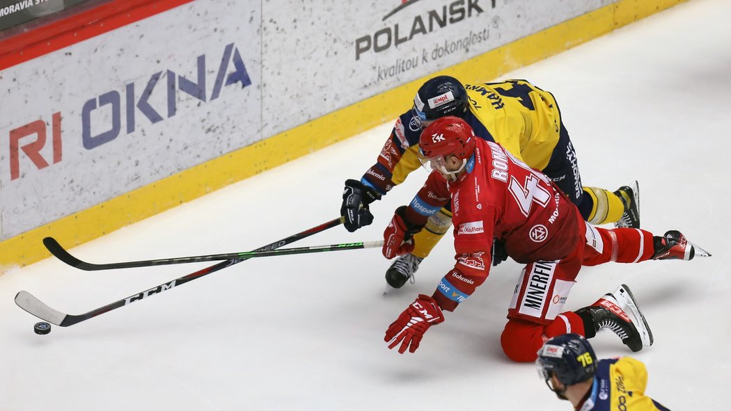 Třinecký útočník Miloš Roman v souboji o puk s Matyášem Hamrlíkem ze Zlína