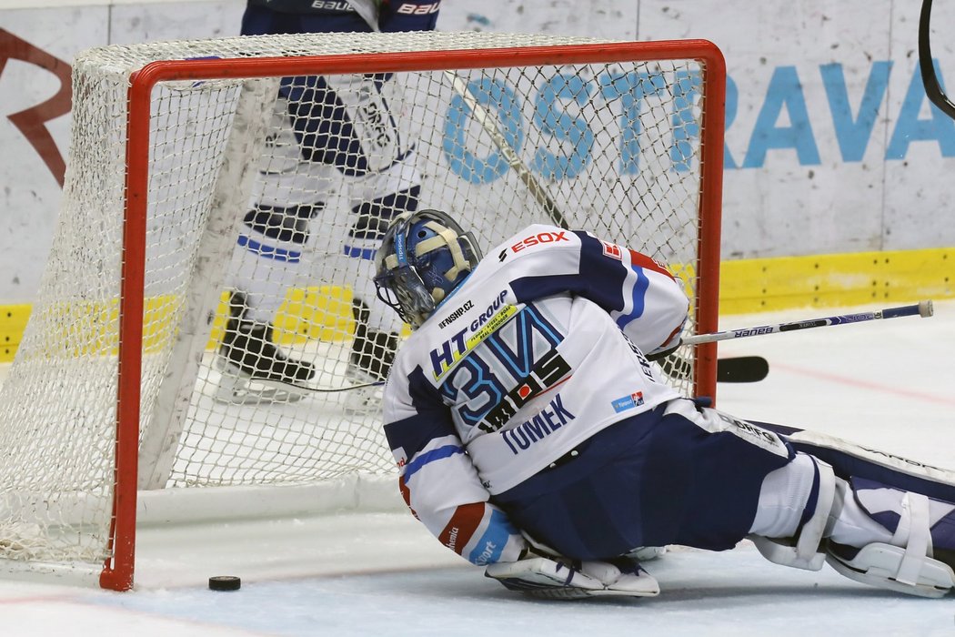 Brankář Komety Matej Tomek po inkasovaném gólu