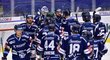 Vítkovičtí hokejisté oslavují vítězství v ocelářském derby