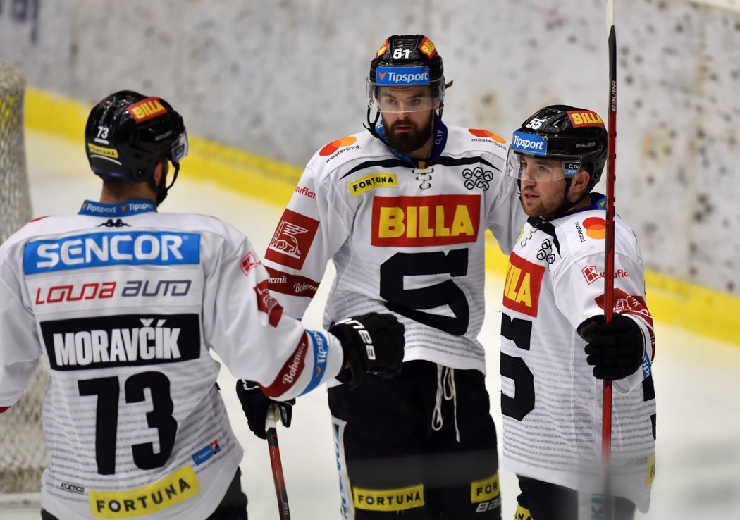 Hokejisté Sparty se radují z gólu útočníka Tomáše Šmerhy (vpravo)