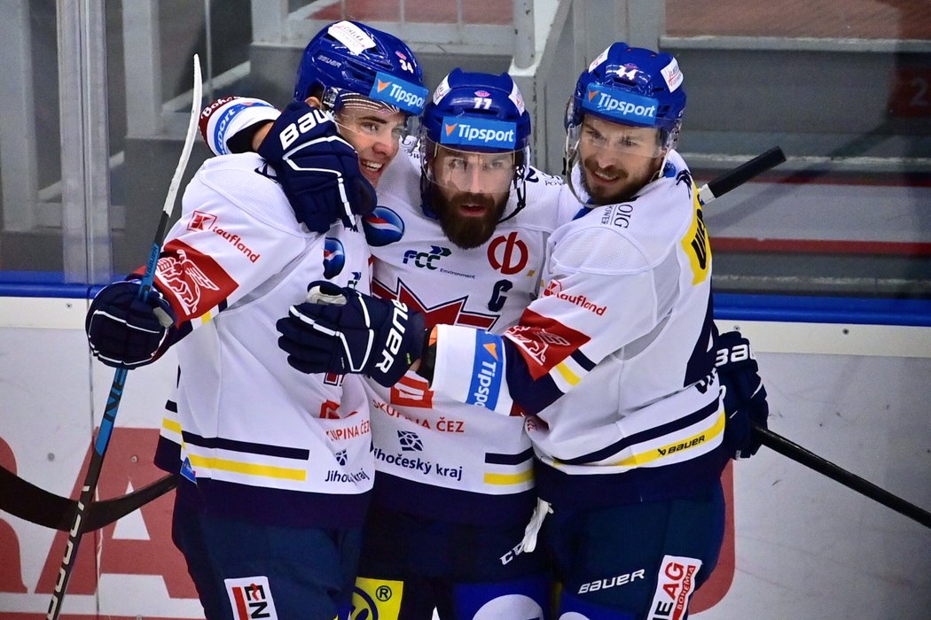 Českobudějovičtí hokejisté se radují z gólu kapitána Milana Gulaše (uprostřed)