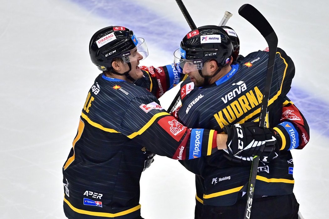 Litvínovští hokejisté se radují z gólu útočníka Andreje Kudrny (vpravo)