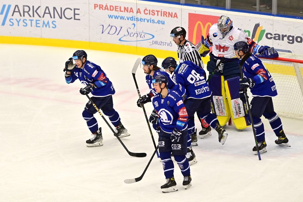 Plzeňští hokejisté se radují z trefy kapitána Jana Schleisse (vlevo)