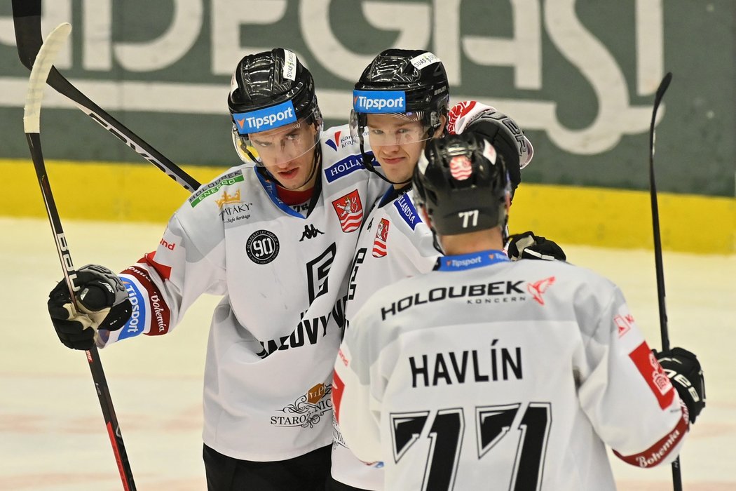 Karlovarští hokejisté se radují ze vstřeleného gólu