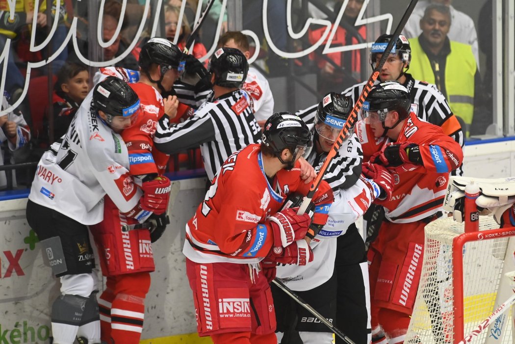 Hromadná šarvátka mezi hokejisty Karlových Varů a Olomouce