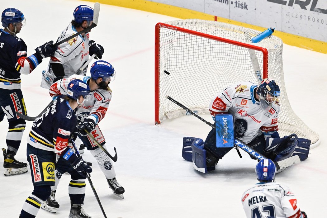 Kladenský gólman Landon Bow inkasuje branku