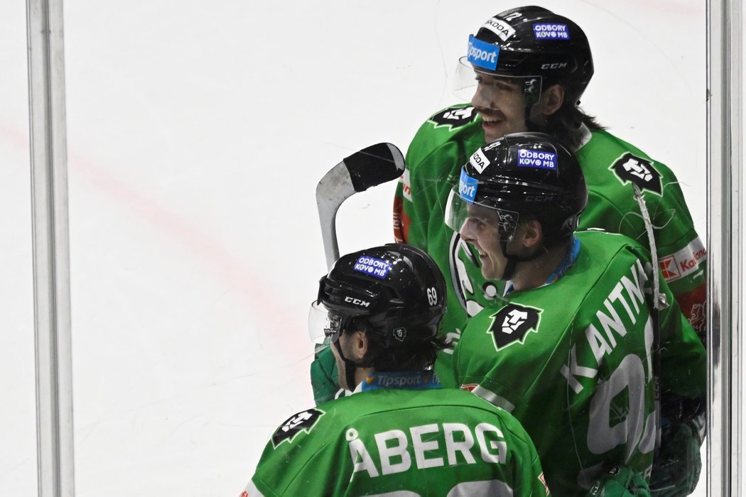 Mladoboleslavští hokejisté se radují z vítězného gólu útočníka Matyáše Kantnera (uprostřed)