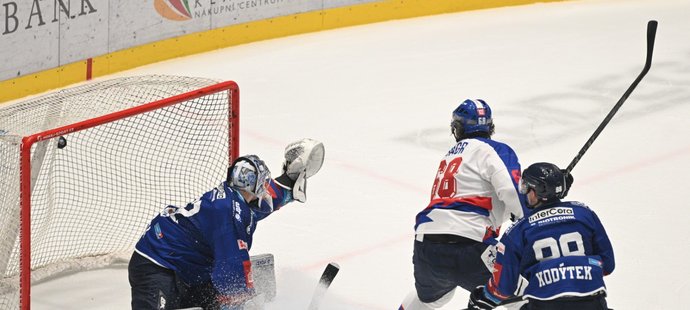 Jaromír Jágr tečuje puk za záda plzeňského brankře Miroslava Svobody