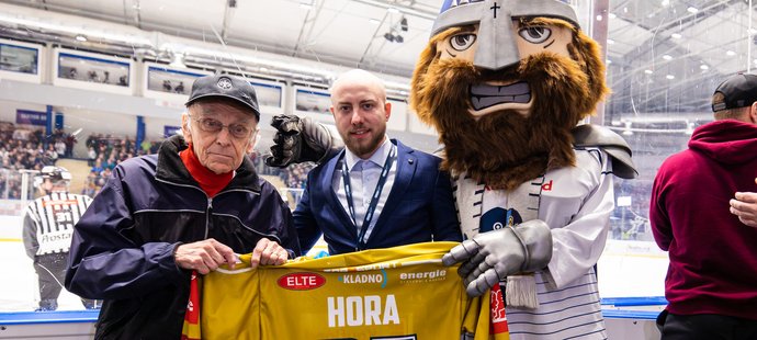 Kladenským klubem byl u příležitosti 95. narozenin oceněn dlouholetý pořadatel Josef Hora. Vchod do kabiny Rytířů hlídá již od roku 1988