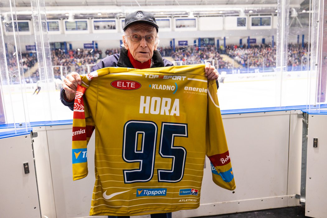 Dlouholetý pořadatel a věrný kladenský fanoušek Josef Hora s památečním dresem, který od klubu dostal k jubilejním 95. narozeninám