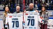 Bývalí vynikající hokejisté a trenéři Václav Sýkora (vlevo) a Zdeněk Müller (vpravo) byli Kladnem obdarováni u příležitosti jubilejních 70. narozenin obou klubových legend