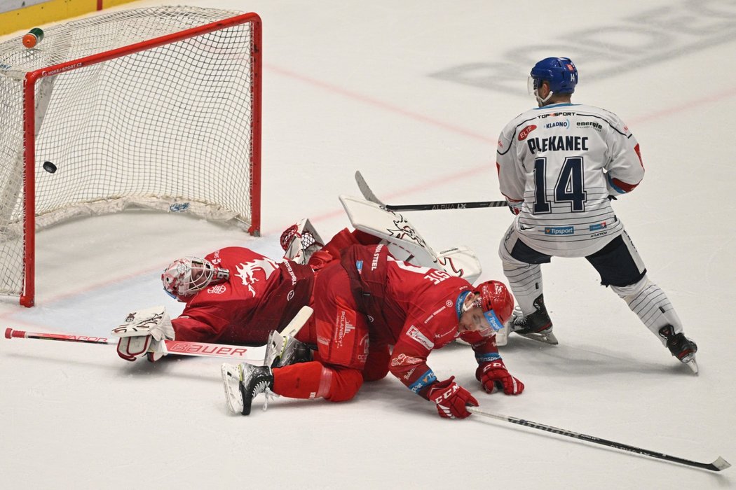 Třinecký gólman Ondřej Kacetl inkasuje branku ve chvíli, kdy na něj padá spoluhráč Karlis Čukste