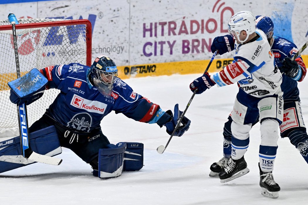 Kladenský gólman Landon Bow čelí šanci Jakuba Fleka z Komety Brno