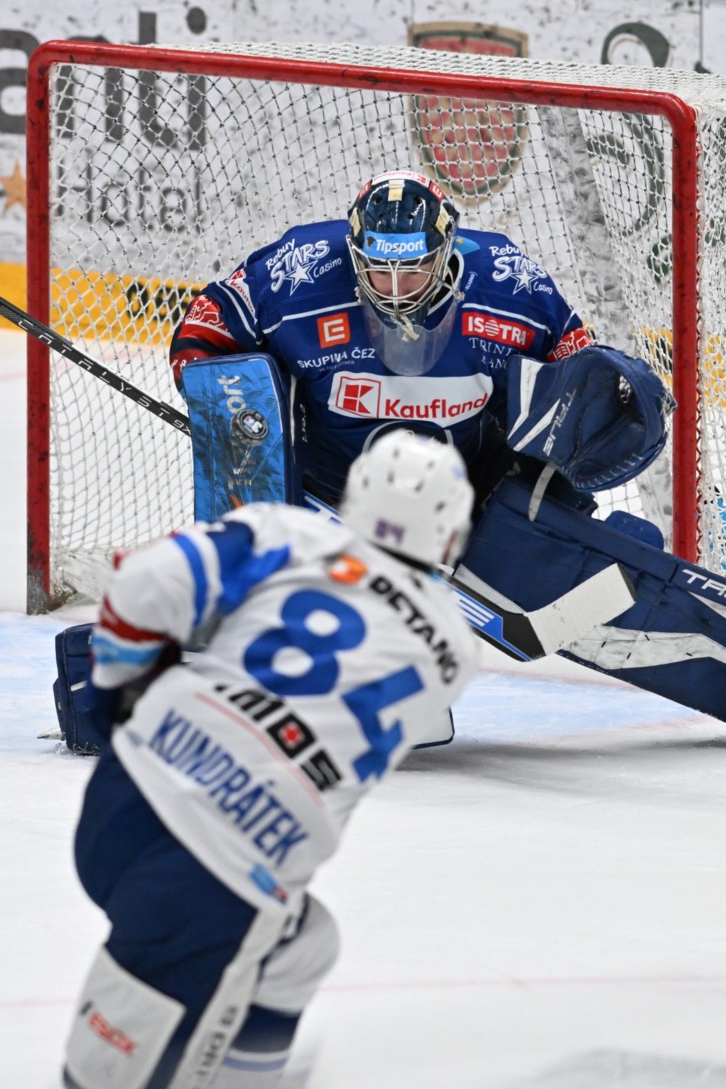 Kladenský gólman Landon Bow v zápase s Kometou Brno