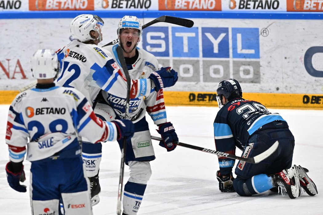 Bek Komety Radek Kučeřík oslavuje první gól sezony