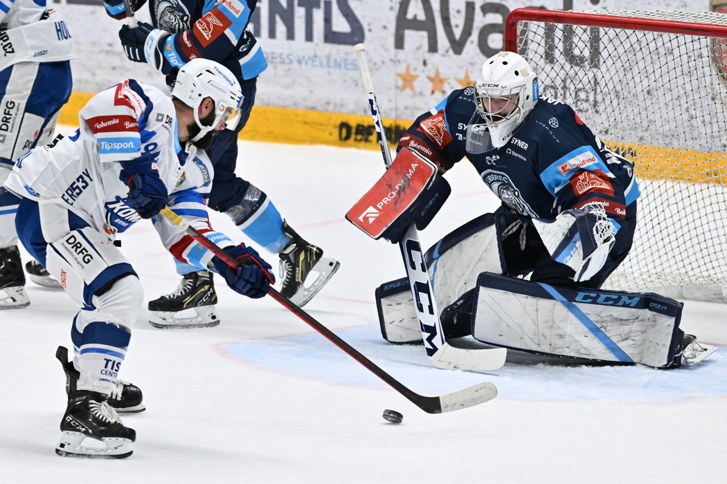 Liberecký brankář Jakub Neužil čelí útoku Zdeňka Okála z Komety Brno