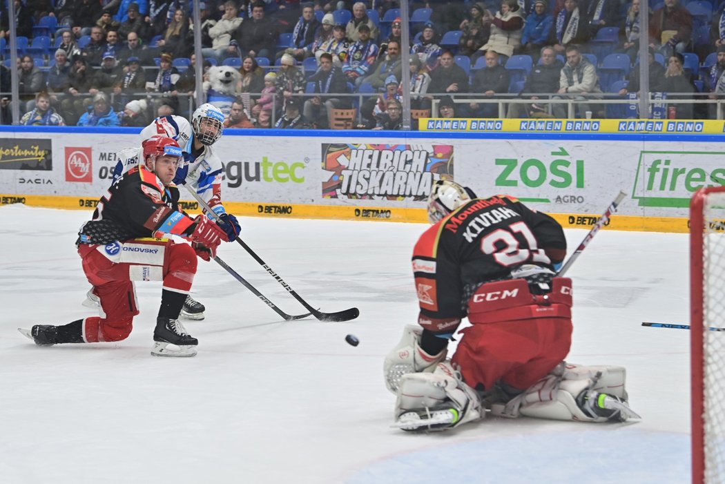 Jakub Malý z Komety Brno pálí na hradeckého brankáře Henriho Kiviaha