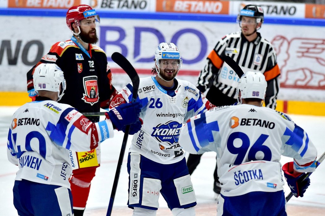 Hokejisté brněnské Komety se radují z gólu kapitána Martina Zaťoviče (uprostřed)