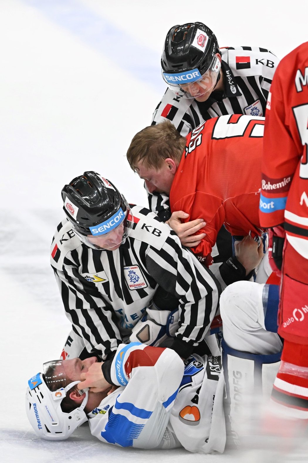 Bek Komety Radek Kučeřík se pokouší zvednout z ledu při bitce s Janem Švrčkem z Olomouce