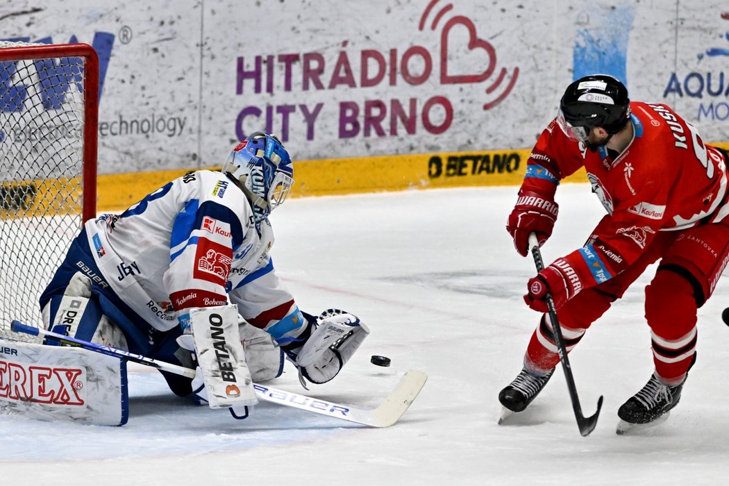 Gólman Komety Dominik Furch likviduje šanci Silvestera Kuska z Olomouce