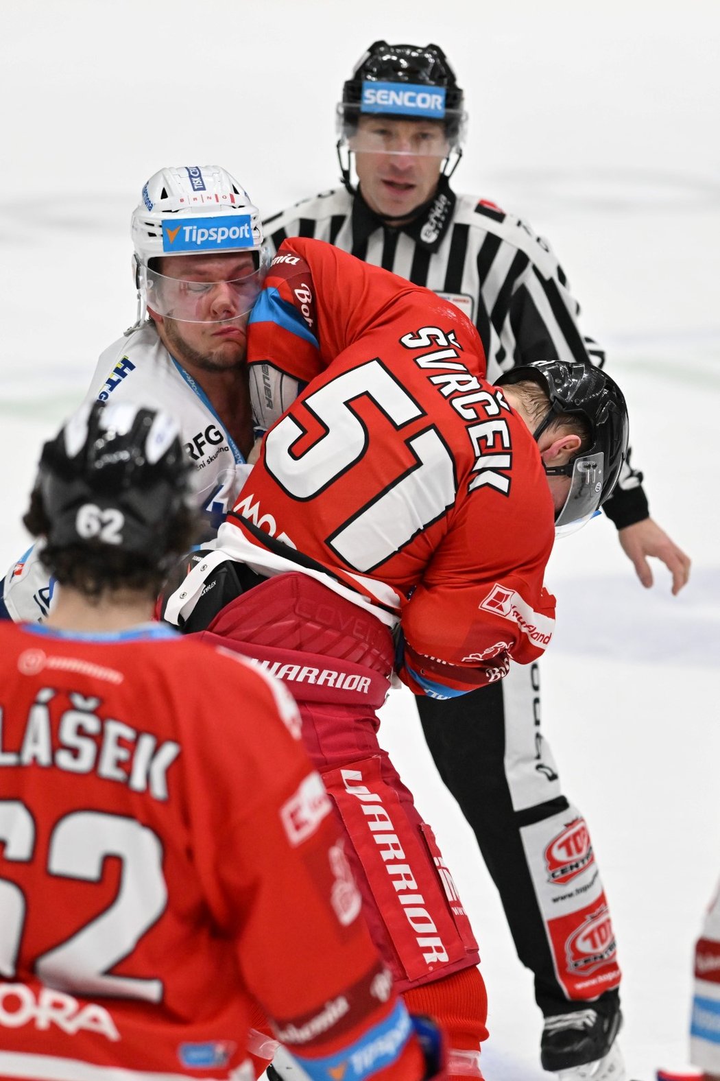 Obránce Komety Radek Kučeřík v bitce s olomouckým zadákem Janem Švrčkem