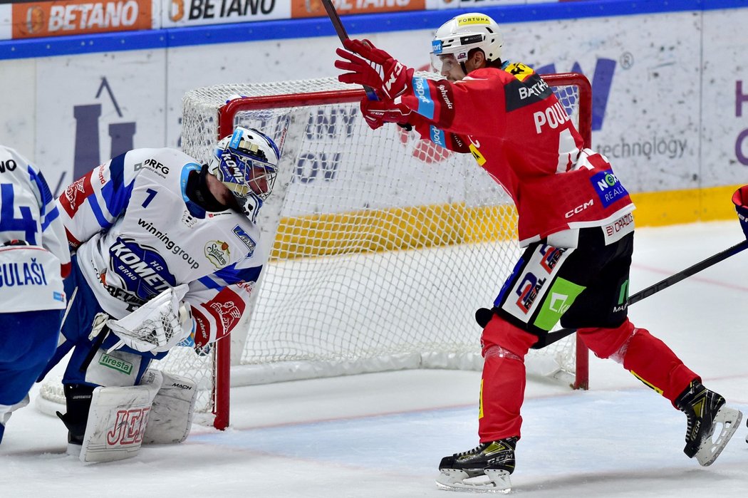 Gólman Komety Marek Čiliak inkasuje branku, ze které se raduje kapitán Dynama Patrik Poulíček