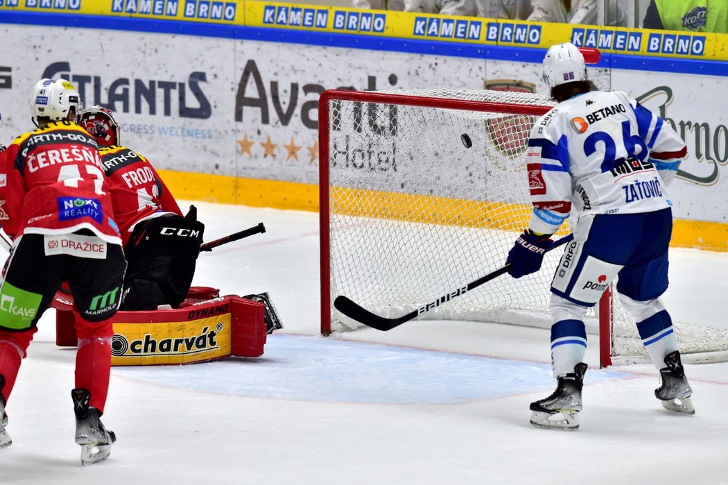 Gólman Pardubic Dominik Frodl inkasuje branku