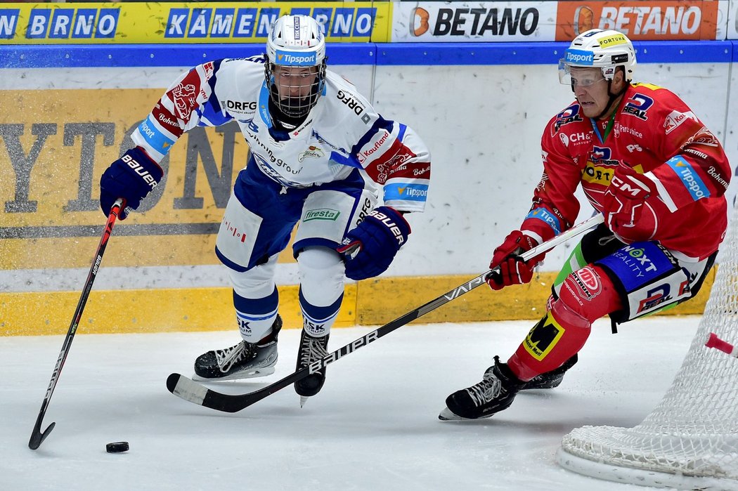 Talent Komety Eduard Šalé v souboji s Robertem Říčkou z Pardubic