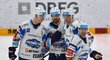 Hokejisté Komety Brno oslavují vstřelenou branku
