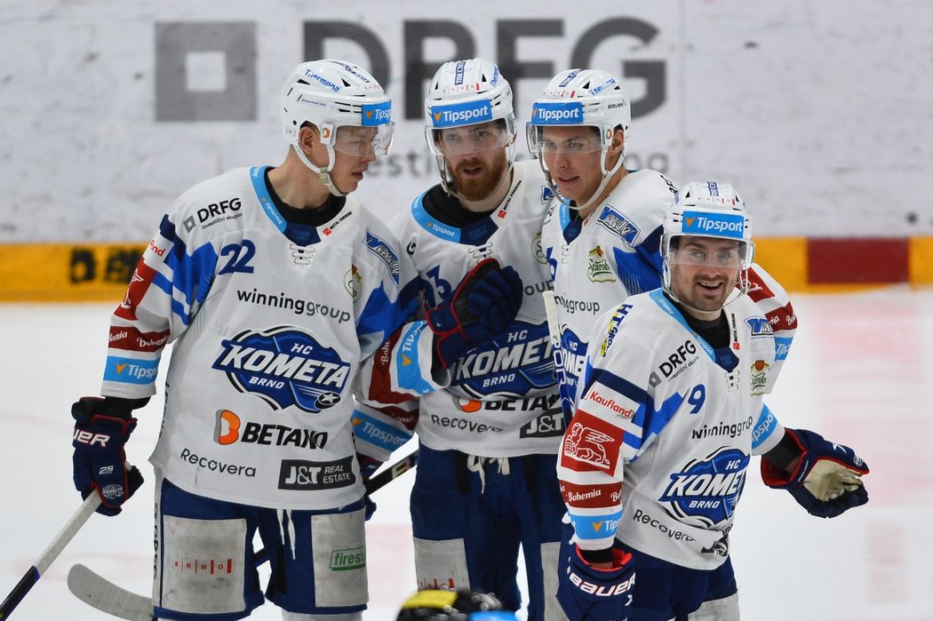 Hokejisté Komety Brno oslavují vstřelenou branku