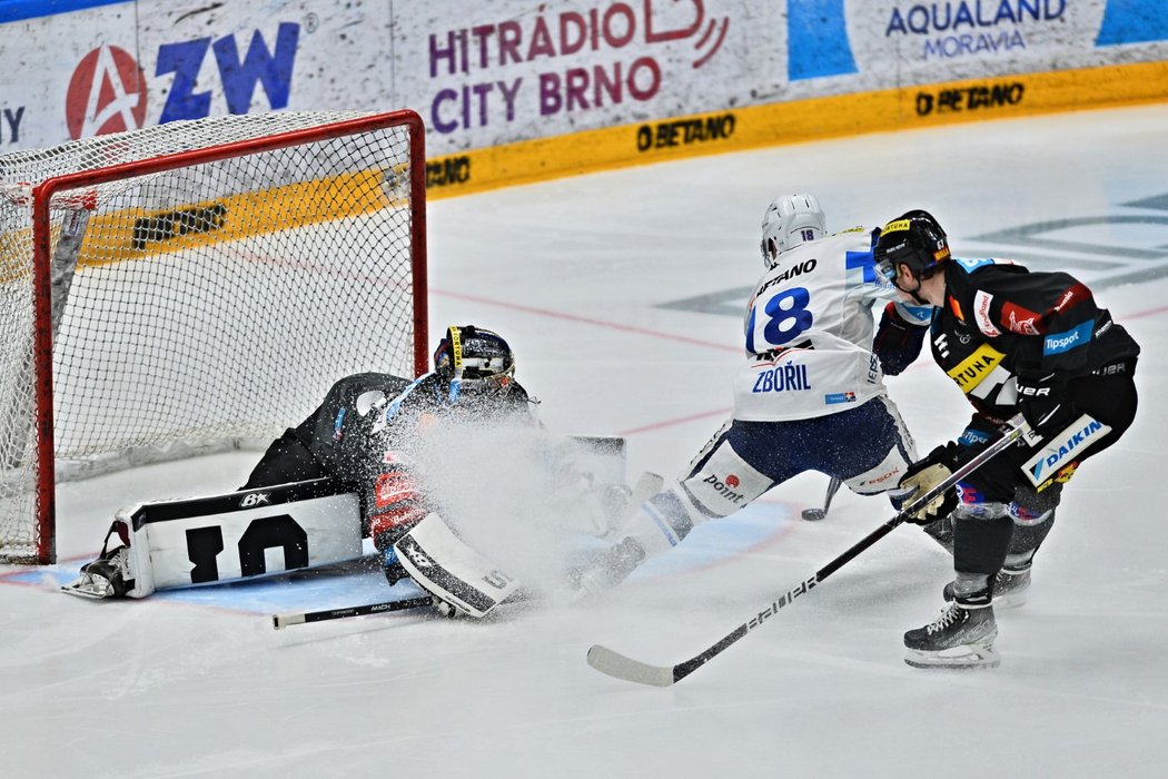 Útočník Komety Adam Zbořil překonává sparťanského brankáře Jakuba Kováře